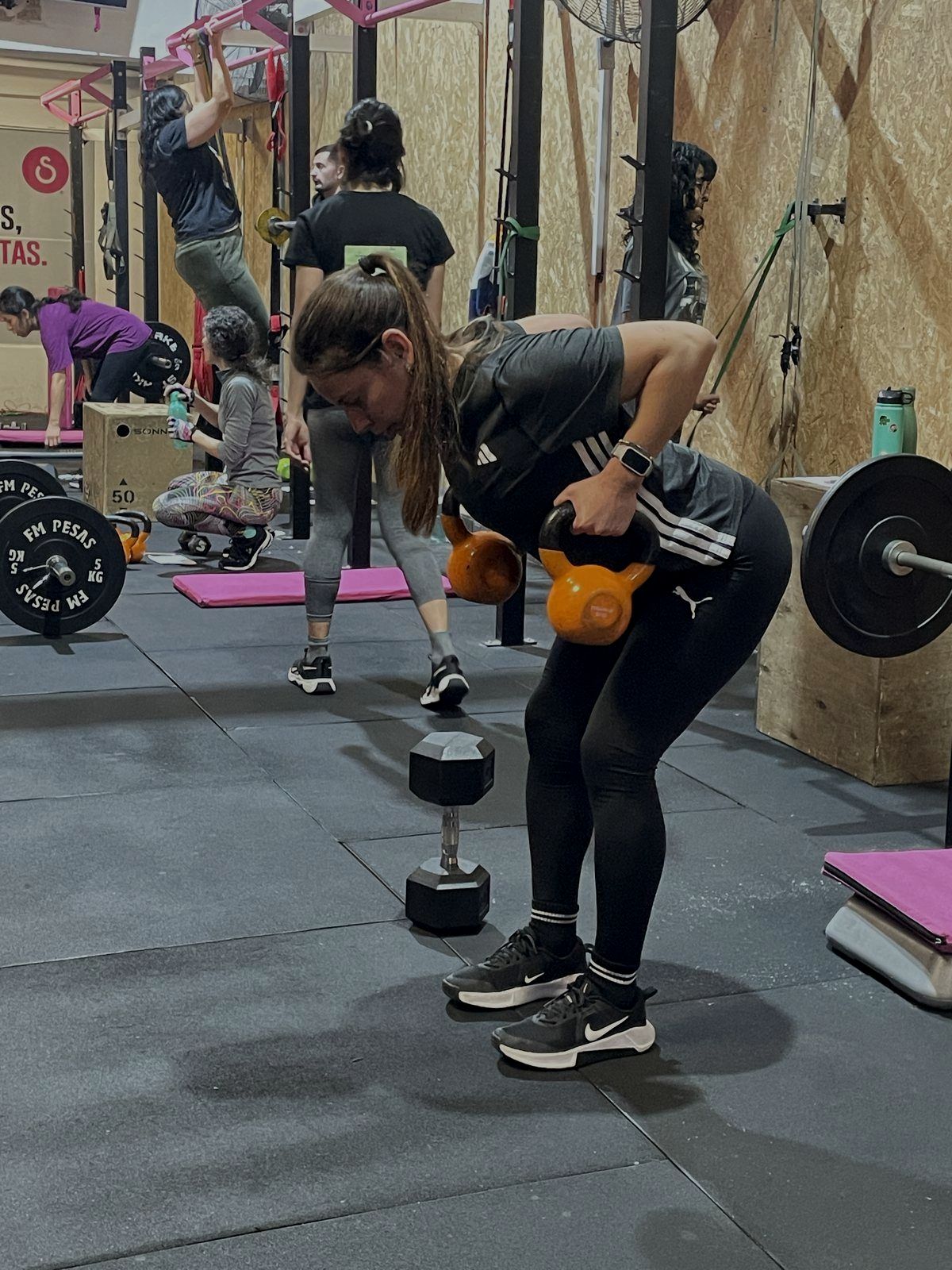 Socia entrenando con pesas rusas