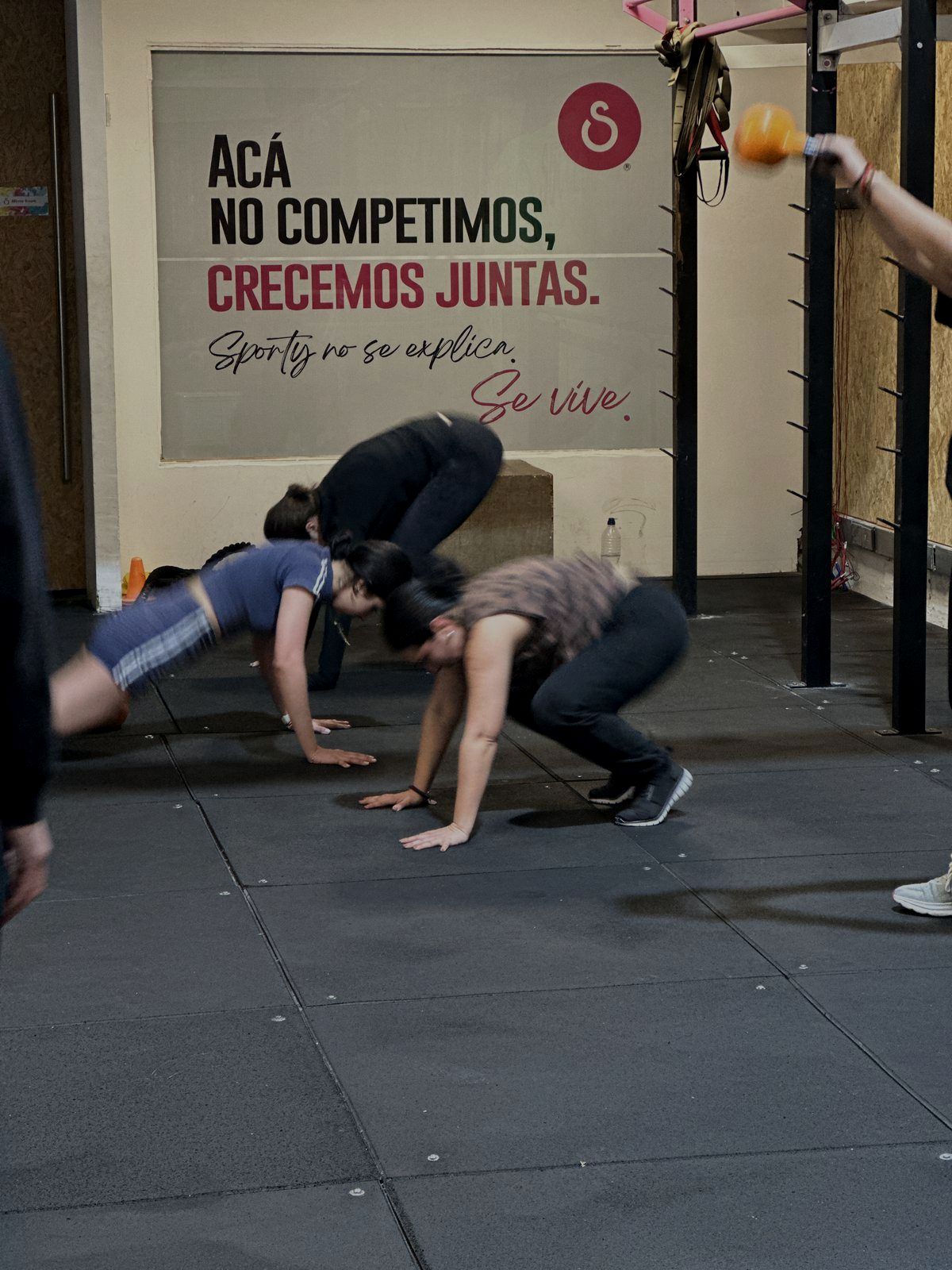 Socias entrenando frente al mural 'Acá no competimos, crecemos juntas'
