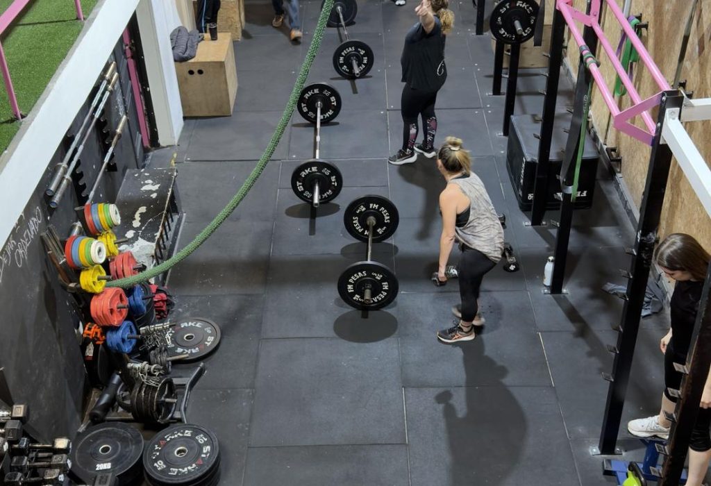 01-sporty-woman-piso-entrenamiento-sala-tribunales