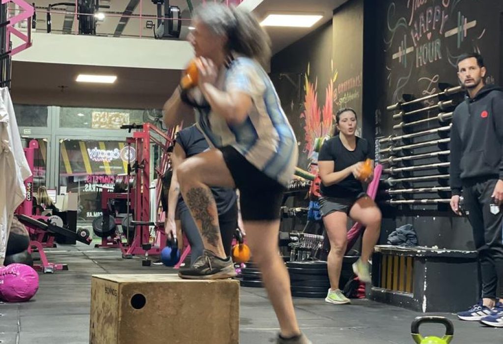 04-sporty-woman-salto-cajon-kettlebell