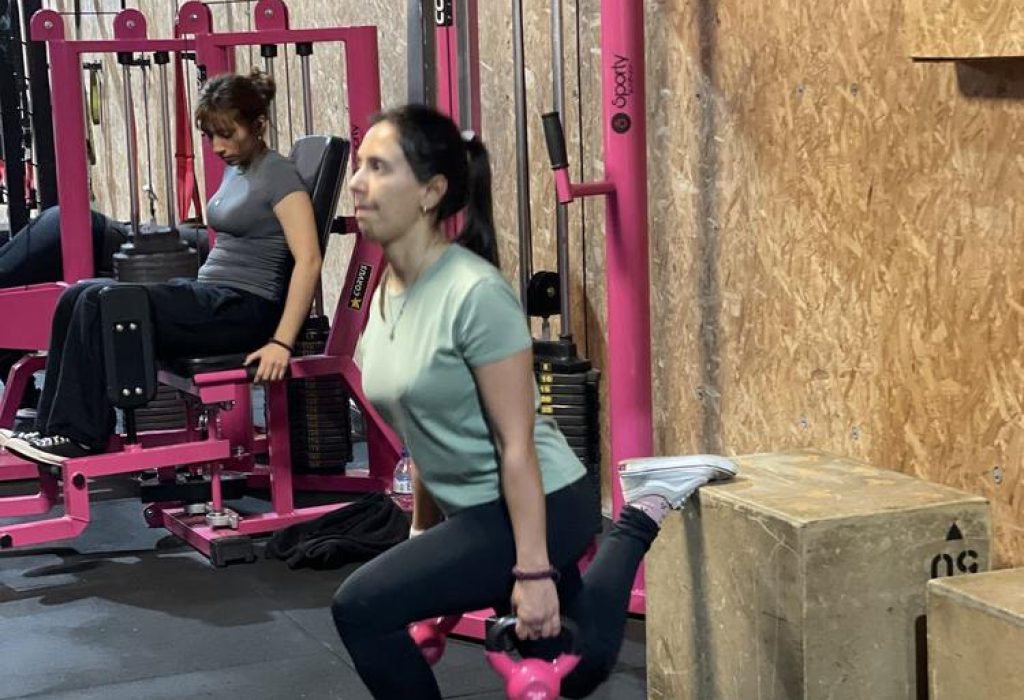 08-sporty-woman-zancada-kettlebell-clase-fuerza